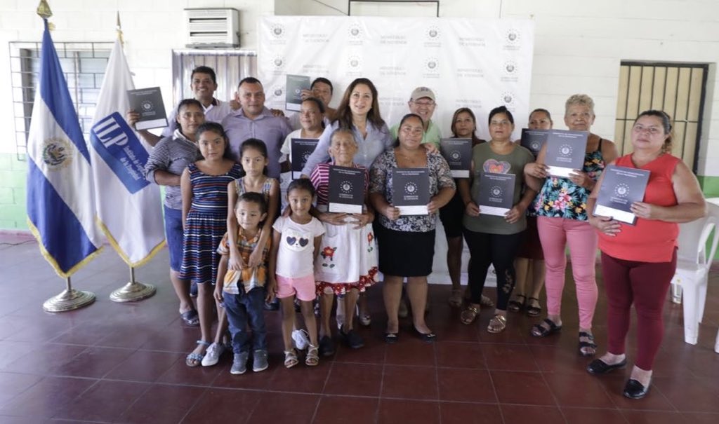 Vivienda continúa beneficiando a salvadoreños con entregas de Escrituras de Propiedad vivienda-continua-beneficiando-a-salvadorenos-con-entregas-de-escrituras-de-propiedad
